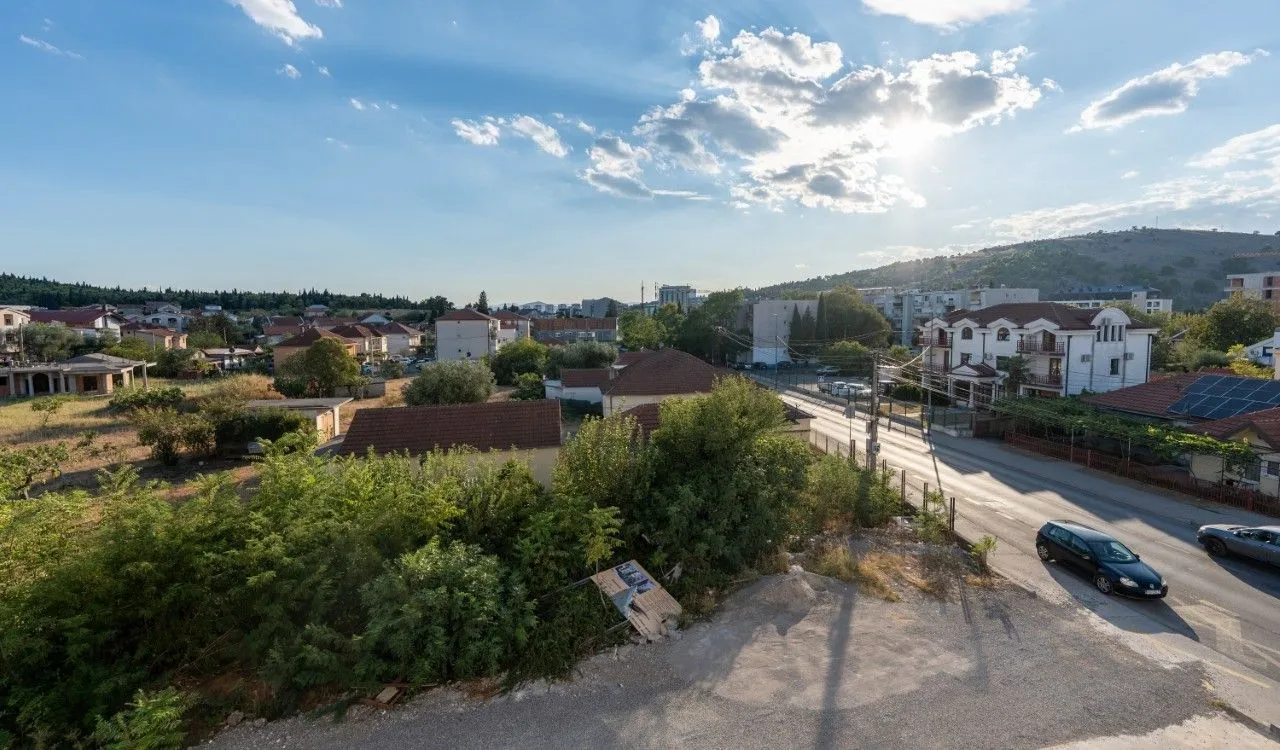 Pogled iz nekretnine na naselje i ulicu.
