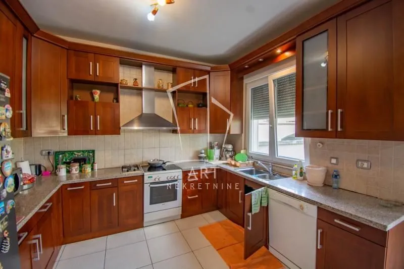Sale, house, 238m², Petlovo Brdo, Beograd