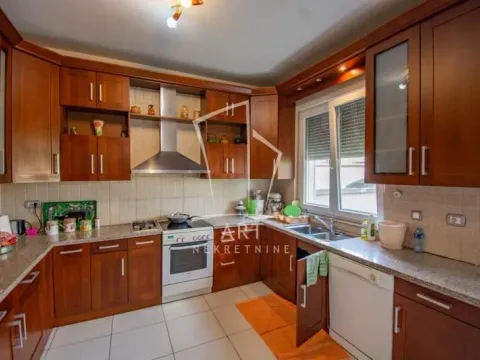 Prodaja, kuća, 238m², Petlovo Brdo, Beograd - image 16