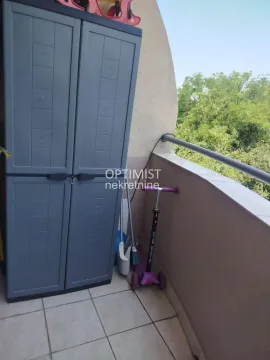 Natkriveni balkon sa plastičnim ormarom i dečjim trotinetom. - image 8