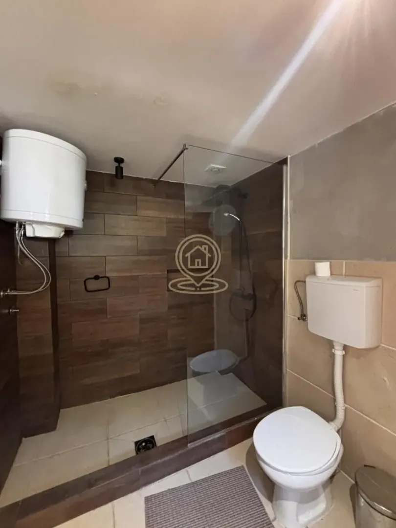 Bathroom with a shower cabin and toilet.