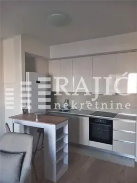 Moderna kuhinja sa ugrađenim elementima i trpezarijskim stolom. - image 4