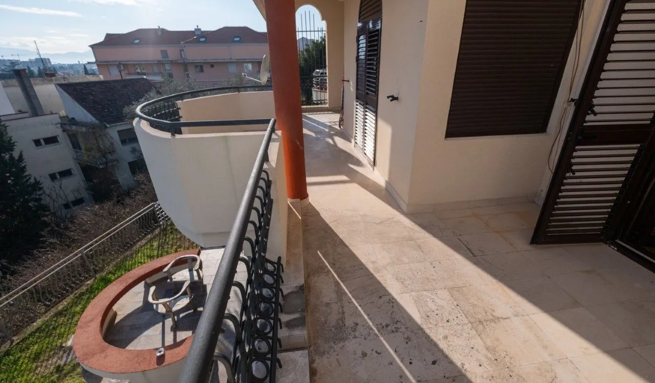 Rent, house, 280m², Gorica C, Podgorica