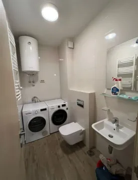 Kupatilo sa veš mašinom, sušilicom i sanitarijama. - image 3