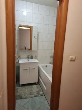 Jednostavno kupatilo sa kadom i umivaonikom. - image 7