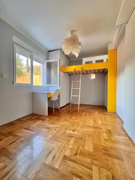 Dječija soba sa krevetom na sprat i radnim stolom. - image 8