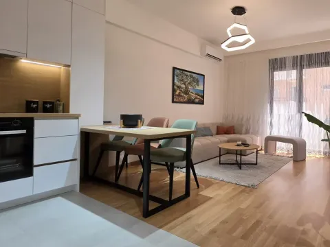 Moderan dnevni boravak sa trpezarijom i ugradnom kuhinjom u otvorenom prostoru. - image 2
