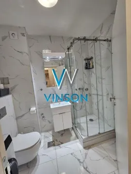 Moderno opremljeno kupatilo sa tuš kabinom i mermernim pločicama. - image 10