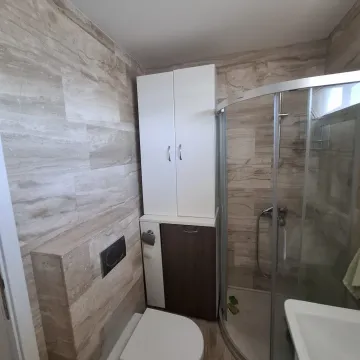 Manje kupatilo sa tuš kabinom, wc šoljom i ugradnim elementima. - image 9