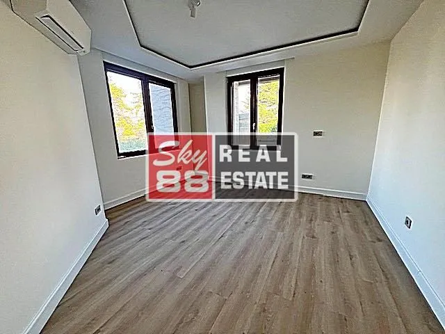 Izdavanje, četvorosoban stan, 156m², Savski Venac, Beograd