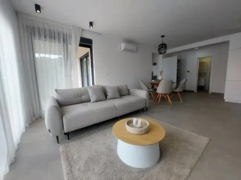 Izdavanje, dvosoban stan, 70m², Gradiošnica, Tivat - image 13