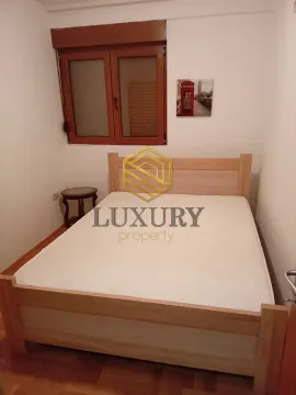 Furnished bedroom with a double bed and a window. - image 4