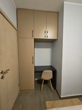 Radni kutak sa ugradnim ormarom i stolom u sobi. - image 5