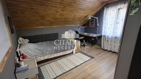 Dečja soba sa krevetom, radnim stolom i krovnim drvenim plafonom. - image 13
