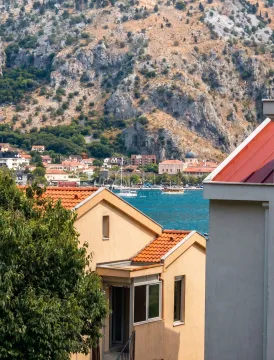 Pogled na more i planinu sa terase. - image 2