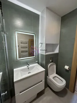 Moderne kupatilo sa umivaonikom, ogledalom sa pozadinskim osvjetljenjem i toaletom. - image 15