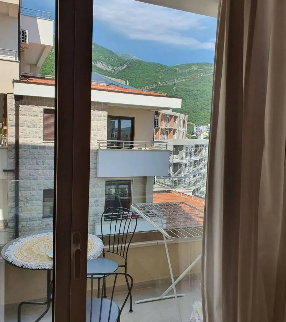 Rent, one bedroom apartment, 45m², Bečići, Budva
