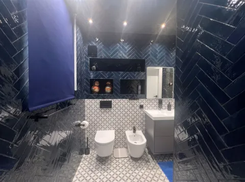 Moderne kupatilo sa tamnoplavim pločicama i ugradnim sanitarijama. - image 15