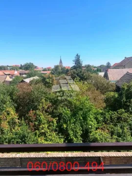 Pogled sa terase na naselje puno zelenila i krovove kuća. - image 14