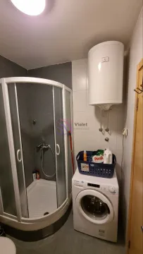 Kupatilo sa tuš kabinom, veš mašinom i bojlerom. - image 8