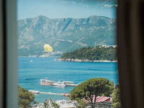 Izdavanje, trosoban stan, 98m², Centar, Budva - image 11