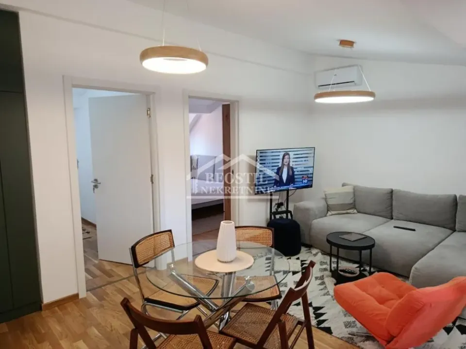 Izdavanje, trosoban stan, 45m², Stari Grad, Beograd