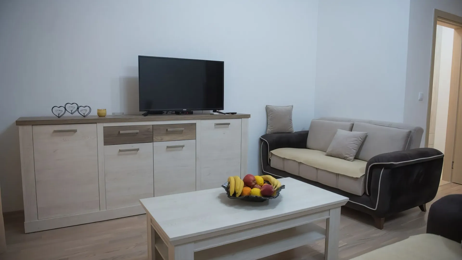 Izdavanje, dvosoban stan, 81m², Dobrota, Kotor