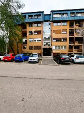 Eksterijer stambene zgrade sa parkingom i ulazom. - image 18