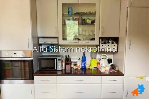 Potpuno opremljena kuhinja sa belim elementima i ugradnim uređajima. - image 5