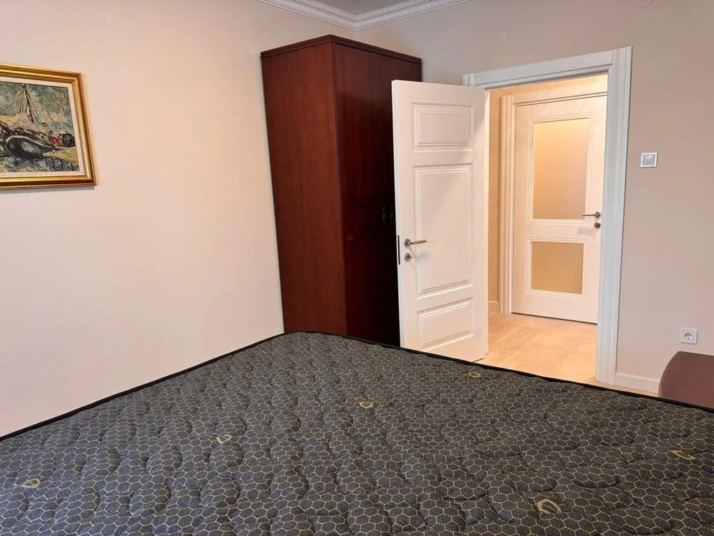 Izdavanje, trosoban stan, 100m², Centar, Podgorica