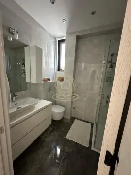 Moderno kupatilo sa umivaonikom, tuš kabinom i ugradnim elementima. - image 5