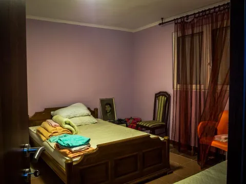 Spavaća soba sa bračnim krevetom, ljubičastim zidovima i prozorom sa zavjesama. - image 8