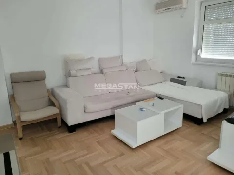 Dnevna soba sa ugaonom garniturom, foteljom i stočićem. - image 2