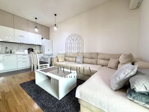Dnevna soba sa ugaonom garniturom povezana sa kuhinjom. - image 3
