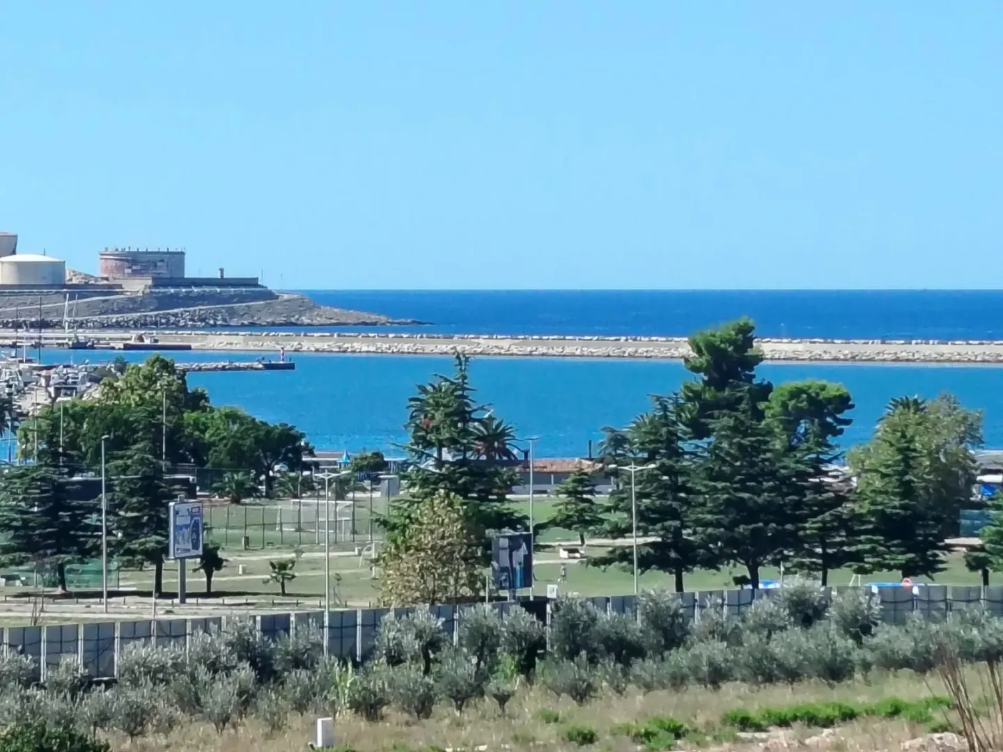 Pogled na more, luku i zelenilo iz apartmana.