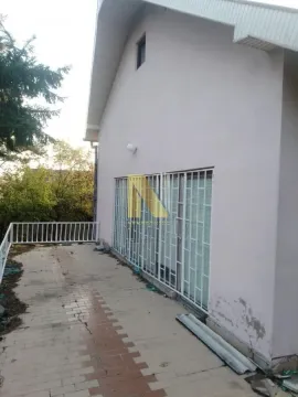 Spoljni dio kuće sa terasom i prozorima sa zaštitnim rešetkama. - image 5