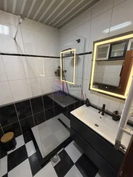 Savremeno opremljeno kupatilo sa tuš kabinom i umivaonikom. - image 3