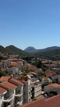 Pogled sa terase na naselje i brda u pozadini. - image 3