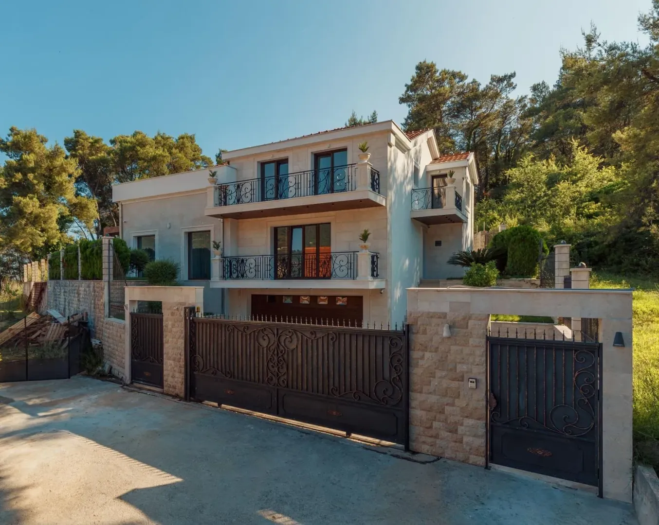 Izdavanje, kuća, 500m², Bonići, Tivat