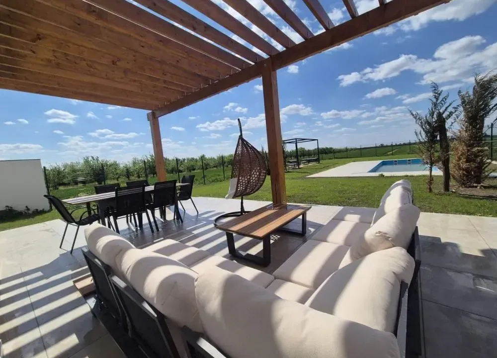 Izdavanje, kuća, 250m², Zemun Ugrinovci, Zemun Sve Podlokacije