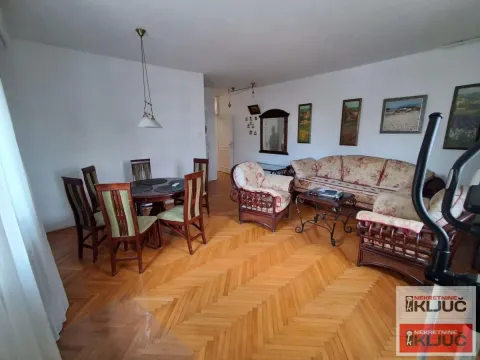 Dnevna soba sa garniturom za sedenje i trpezarijskim stolom. - image 3