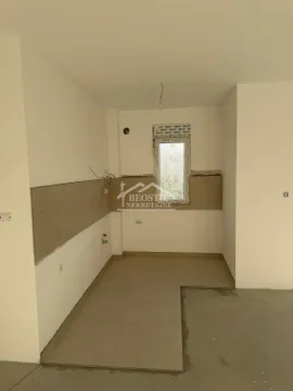 Prazna prostorija u izgradnji sa keramičkim pločicama na zidu. - image 5
