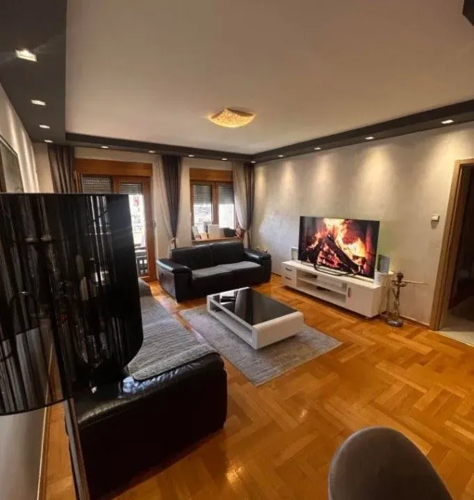 Izdavanje, dvosoban stan, 76m², Blok 5, Podgorica