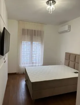 Namještena spavaća soba sa bračnim krevetom, klima uređajem i televizorom. - image 10