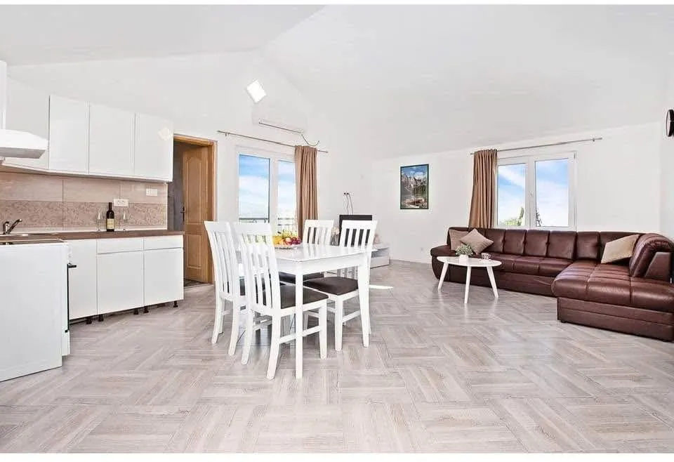 Izdavanje, kuća, 110m², Đuraševići, Tivat