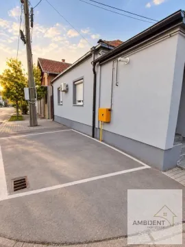 Pogled na spoljašnjost kuće sa obeleženim parking mestom. - image 6