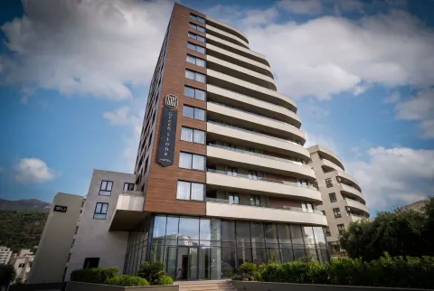 Eksterijer moderne stambene zgrade sa balkonom. - image 12