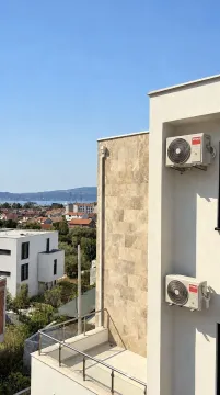 Pogled sa terase na okolne zgrade i pejzaž. - image 16