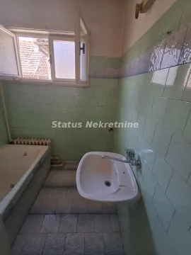 Starije kupatilo sa kadom, umivaonikom i prozorom. - image 11