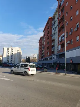Vanjski izgled stambene zgrade pored ulice sa automobilom u pokretu. - image 15